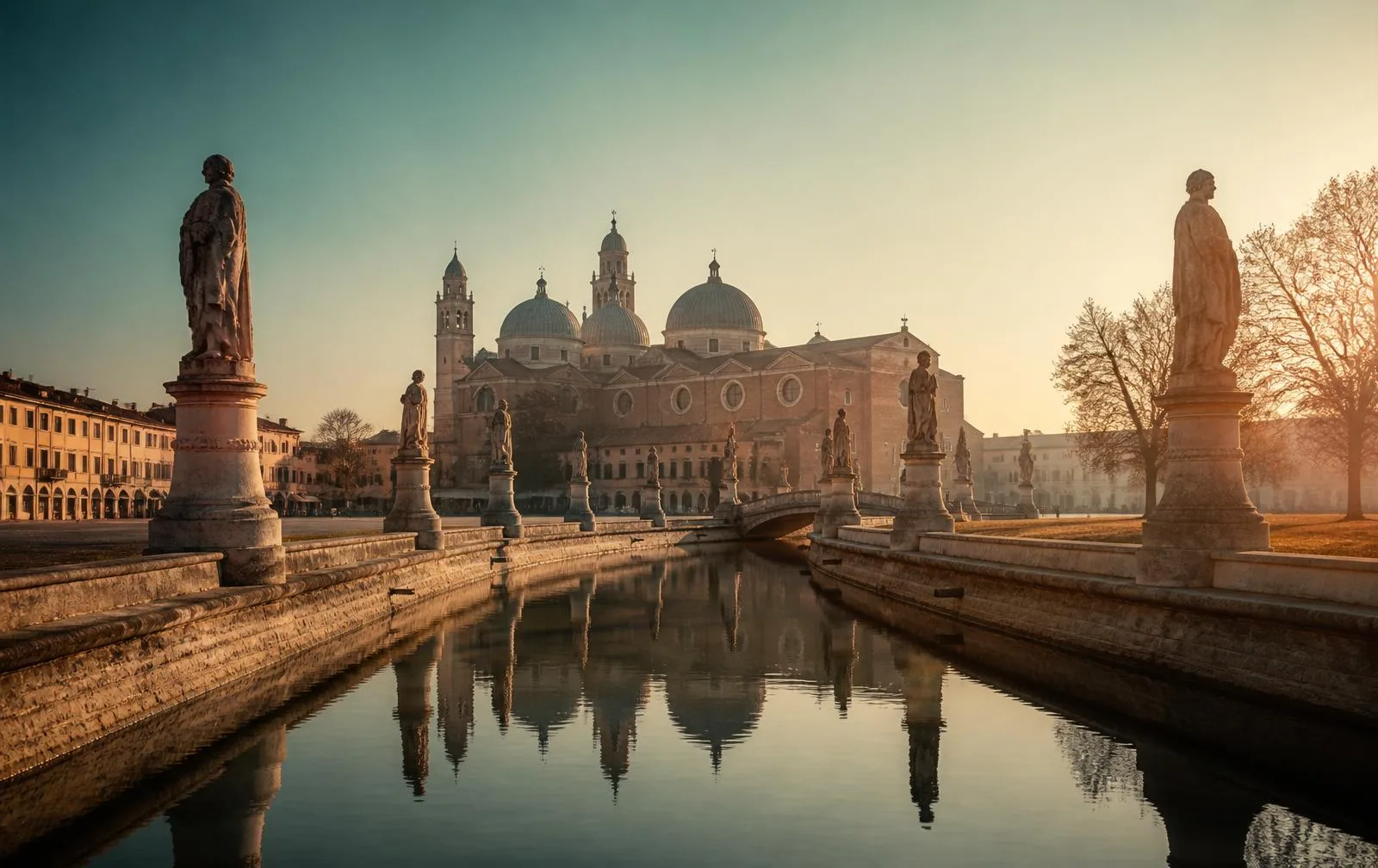 Prato della Valle a Padova al tramonto
