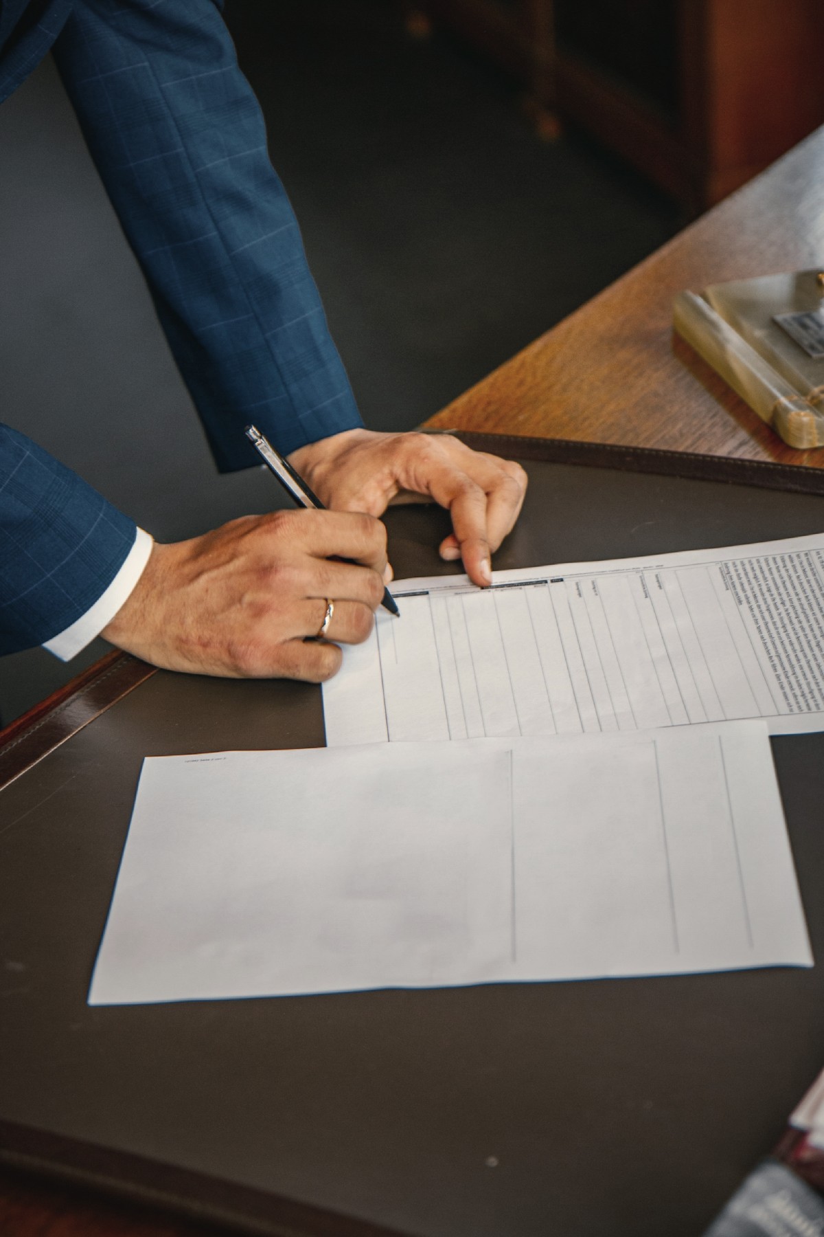 Un avvocato firma un documento alla scrivania