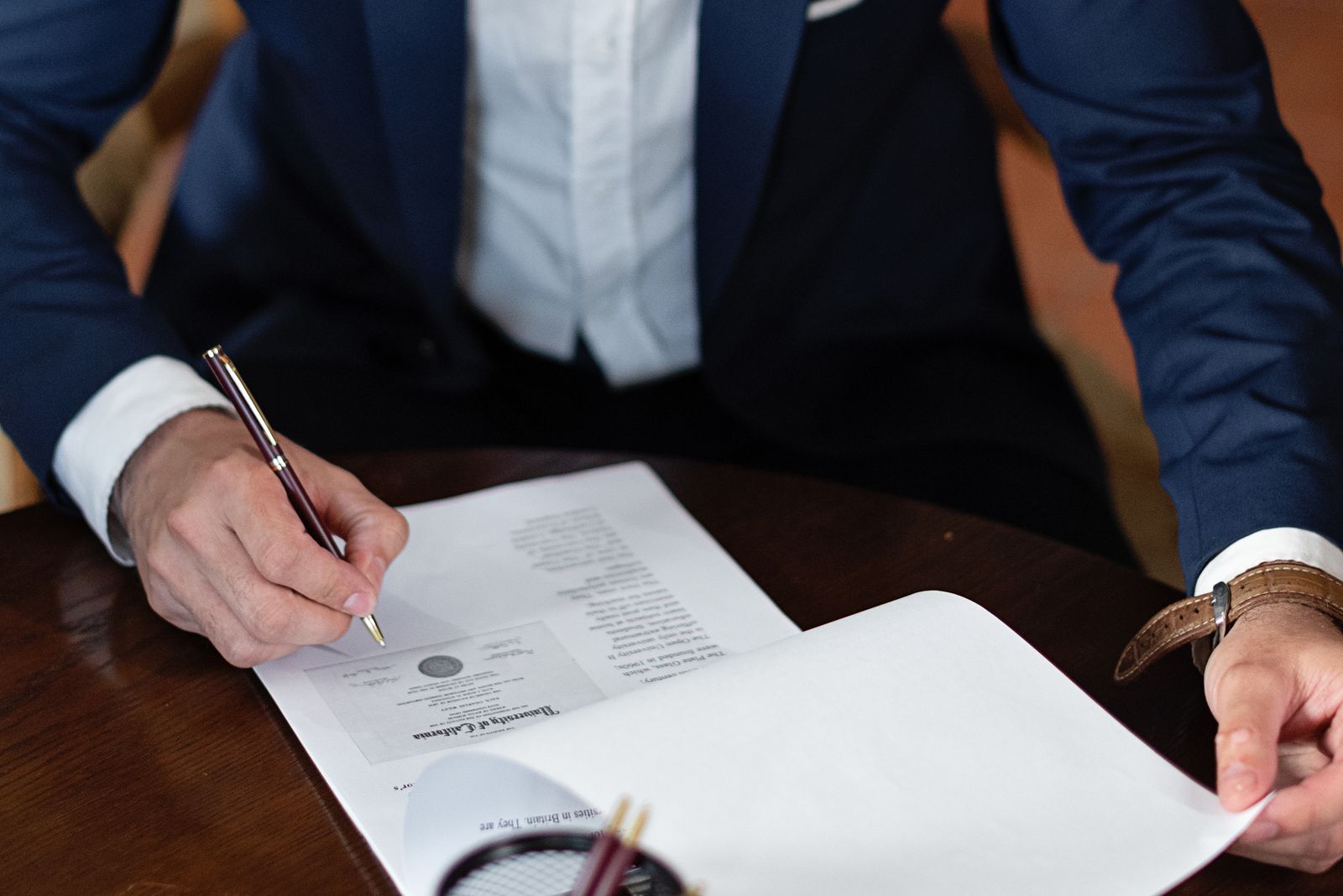 Un avvocato al lavoro alla scrivania
